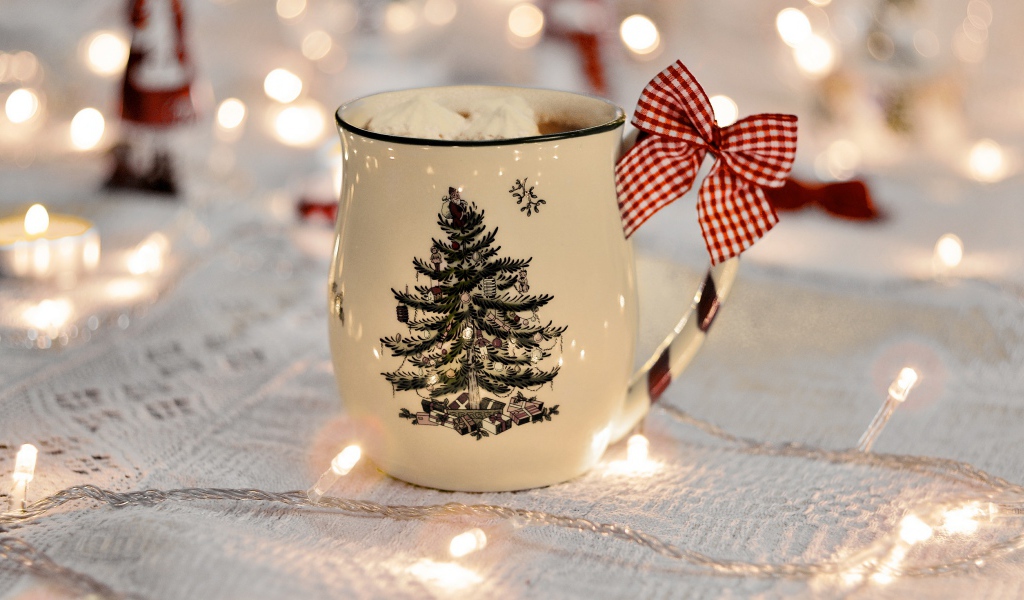 Праздничная чашка с горячим какао и маршмеллоу 