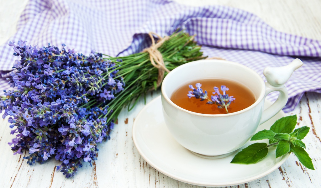 Чашка чая на столе с букетом лаванда 