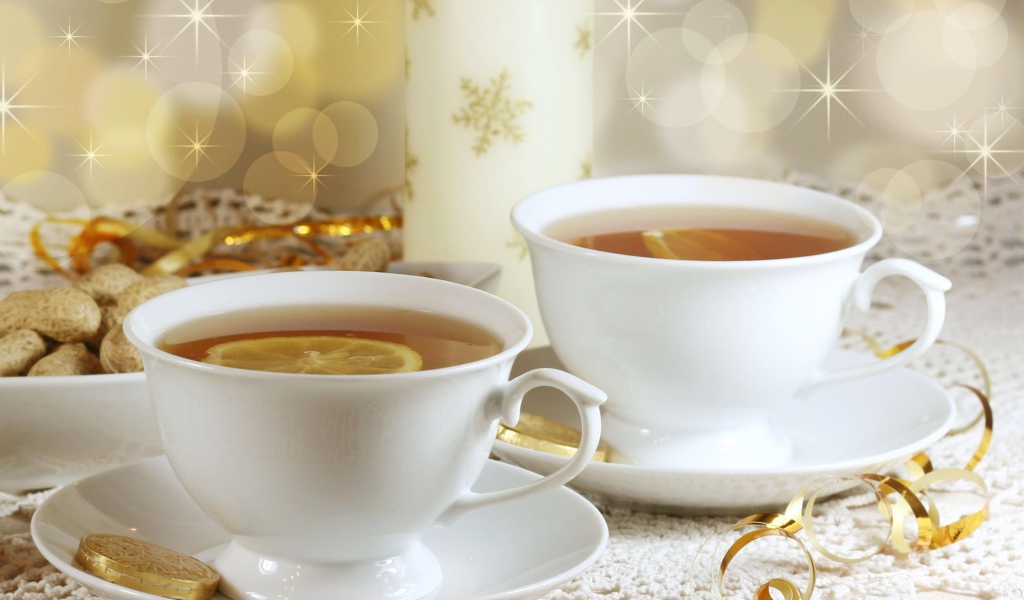 Вкусный чай в белых чашках с лимоном