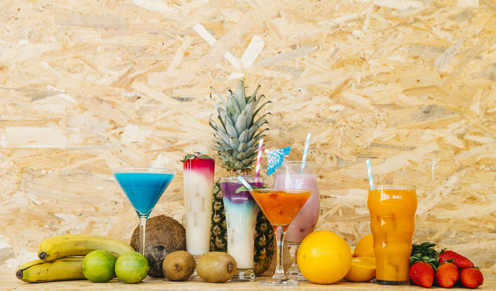 Разные коктейли на столе с фруктами 