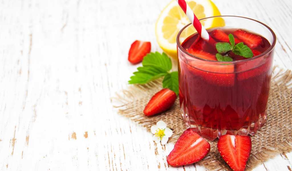 Напиток в стакане с ягодами клубники 