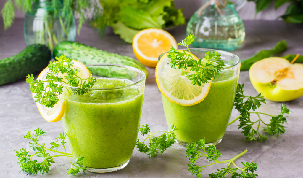 Зеленый смузи в стаканах с кусочками лимона и петрушкой