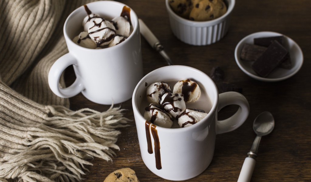 Горячий шоколад в кружках с маршмеллоу 