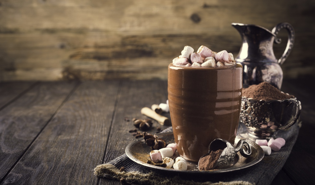 Горячий какао с маршмеллоу на столе