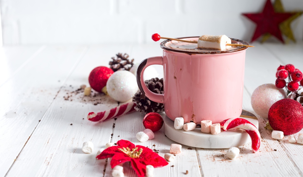 Горячий какао с маршмеллоу с новогодним декором на столе