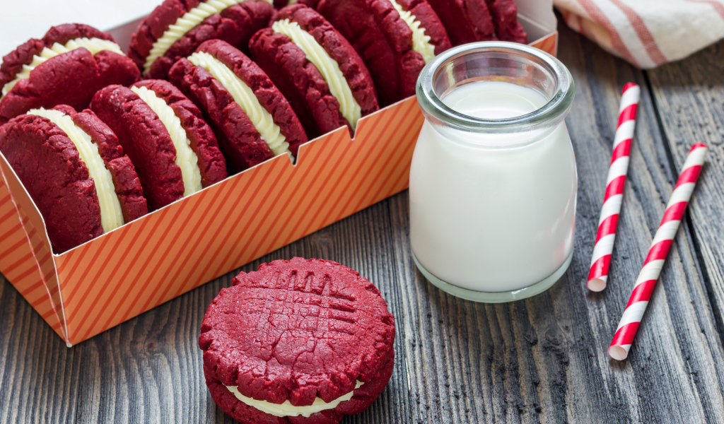 Кефир в банке на столе с печеньем 