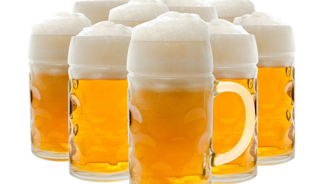 Много бокалов пенного пива на белом фоне
