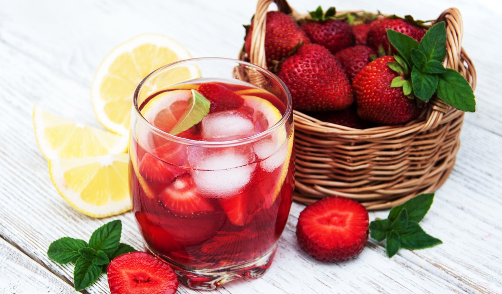 Мохито на столе с клубникой и лимоном