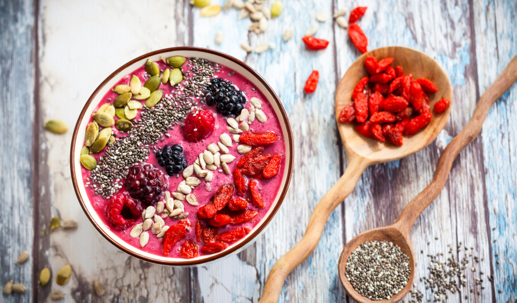 Смузи с сухофруктами, семенами годжи и ягодами в чашке