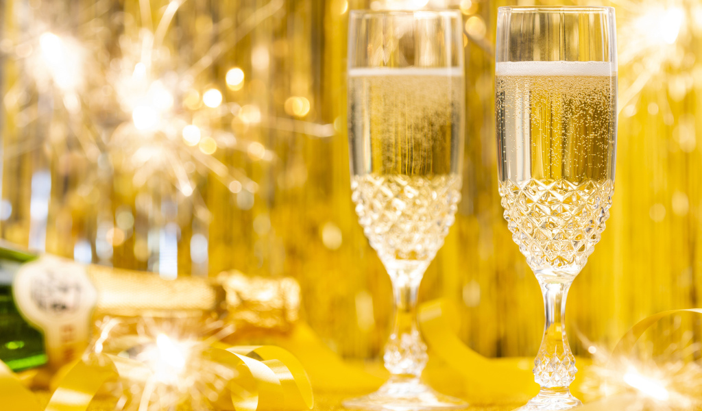 Два фужера шампанского с бенгальскими огнями