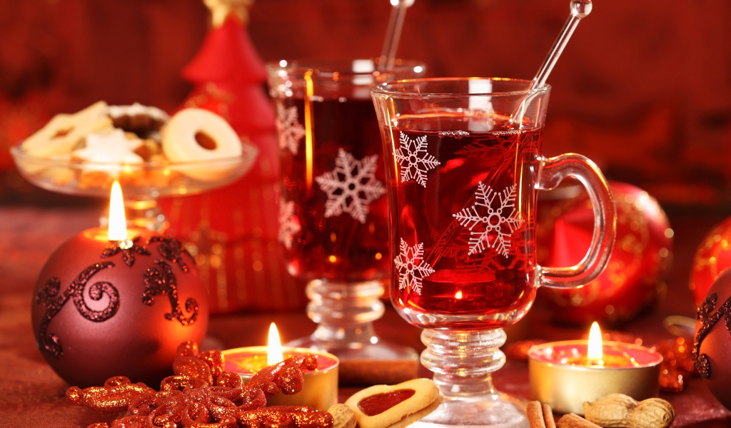 Два стакана горячего глинтвейна на столе с печеньем на Новый год 