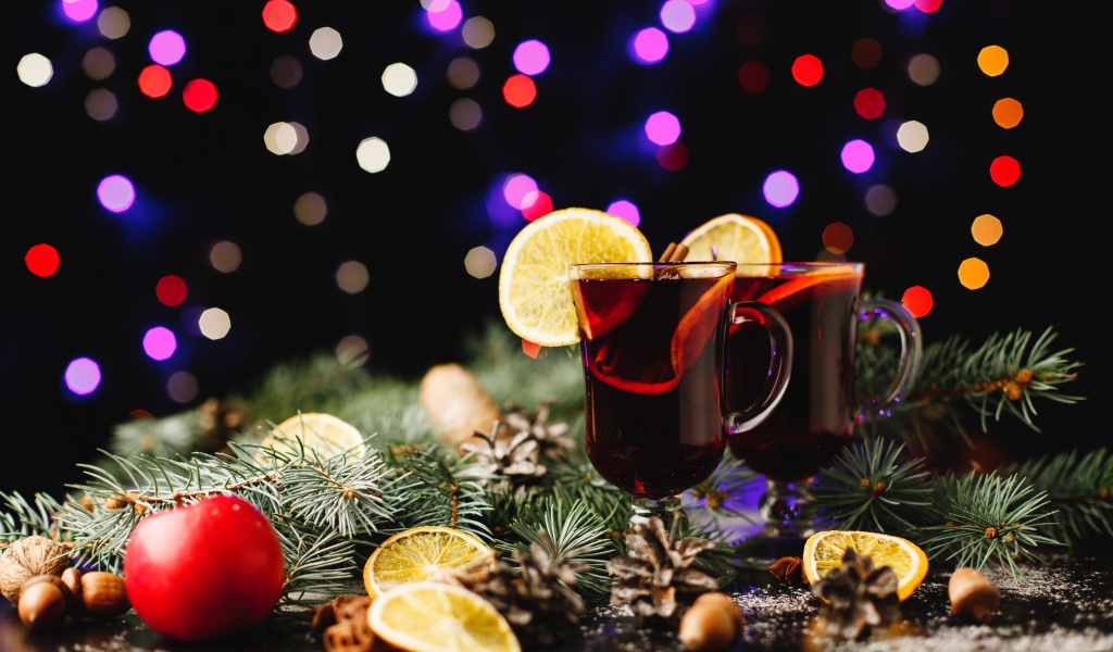 Два стакана глинтвейна на столе еловыми ветками 