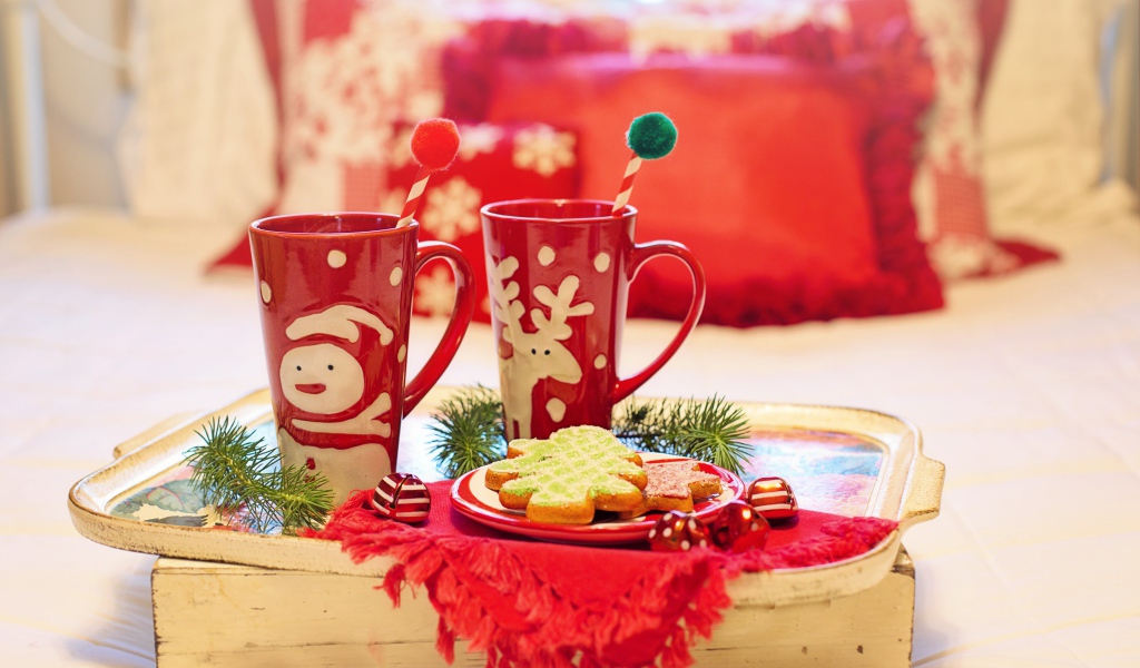 Две кружки с напитком на столе с печеньем 