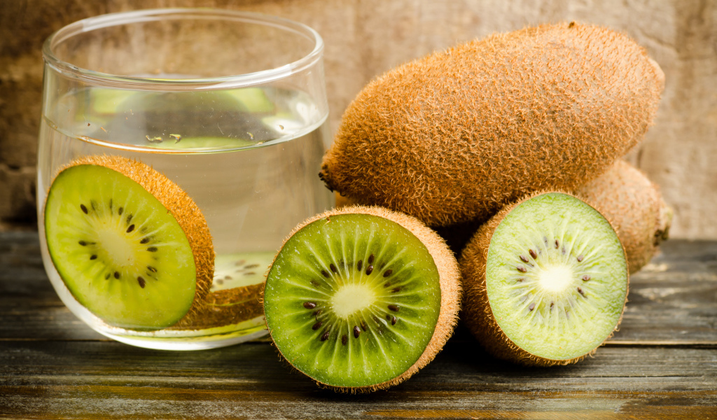 Вода с кусочками киви на столе