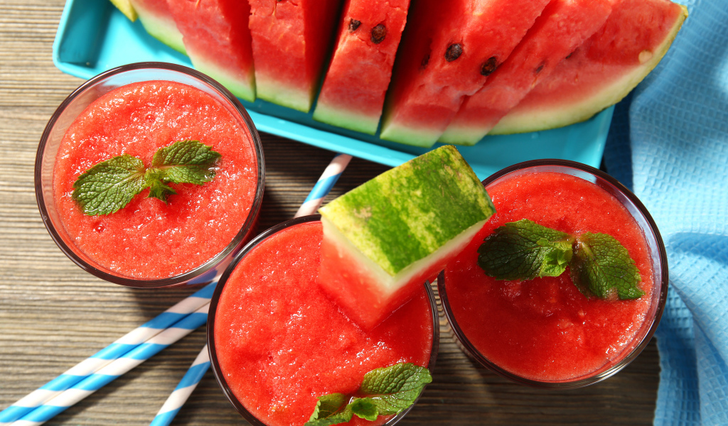Арбузный смузи в стаканах на столе кусочками арбуза