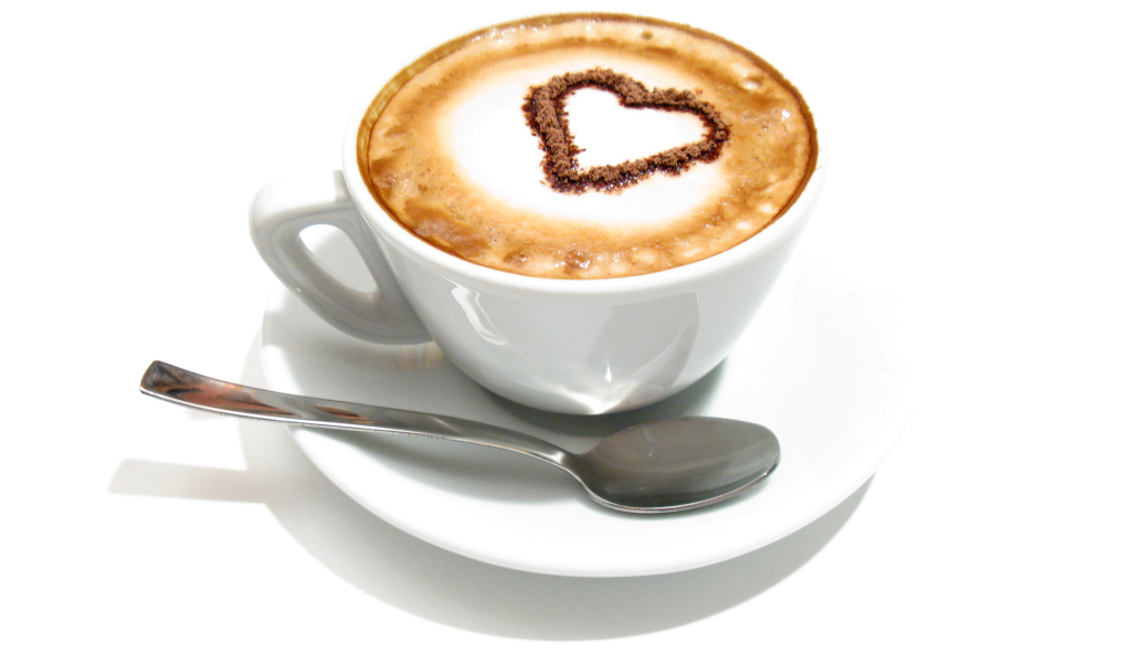 Белая чашка с капучино с сердцем из корицы на пене 