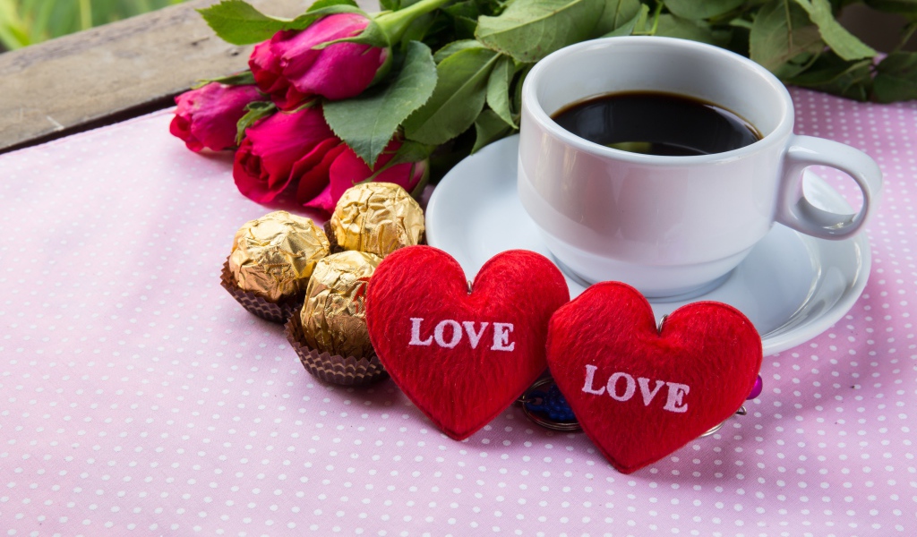Белая чашка кофе на столе с букетом роз, конфетами и красными сердечками