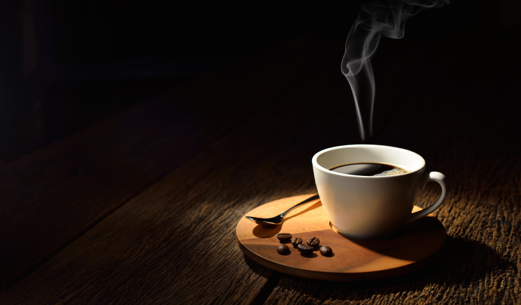 Белая чашка горячего крепкого кофе на столе