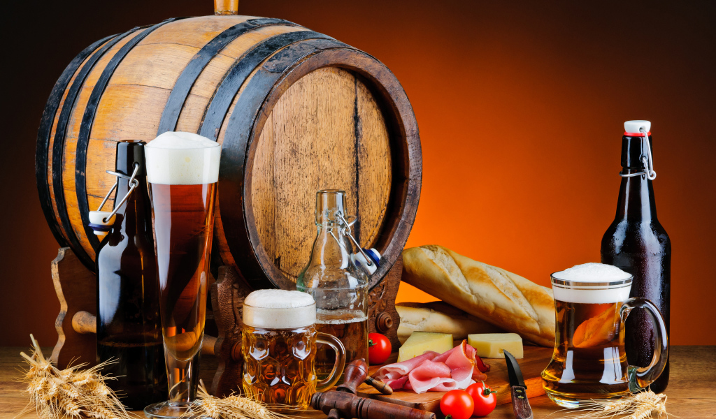 Деревянная бочка на столе с пивом и закусками