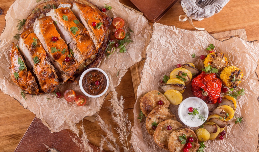 Кусок вкусного жареного мяса на столе овощами и соусом