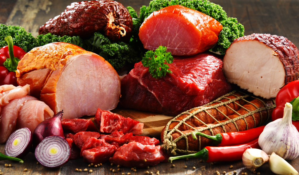 Аппетитная ветчина и мясо с перцем, луком, чесноком и зеленью 