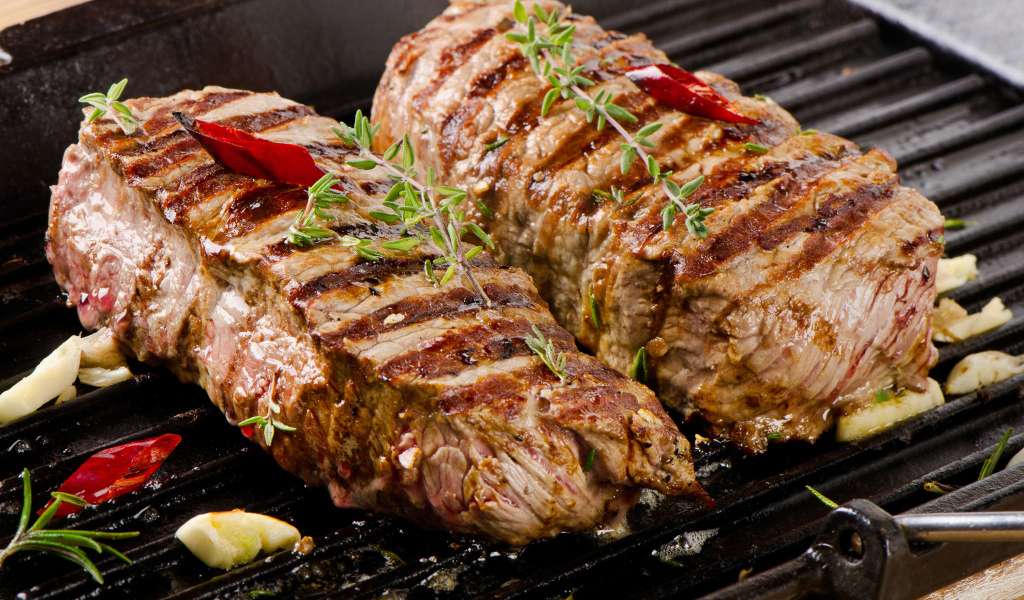 Аппетитные сочные куски мяса на гриле  со специями