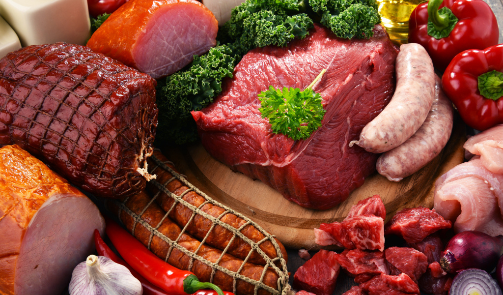 Аппетитные мясные продукты на столе с овощами