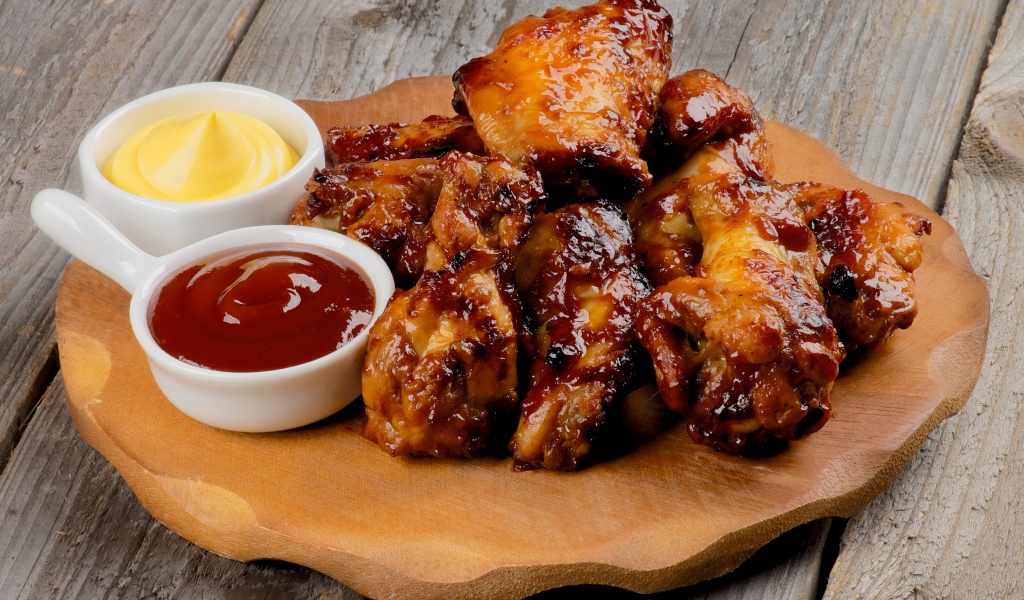 Запеченное мясо на доске с соусами 