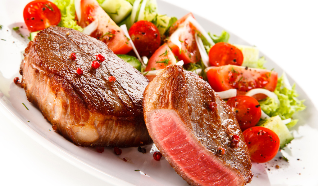 Запеченное мясо на тарелке с салатом