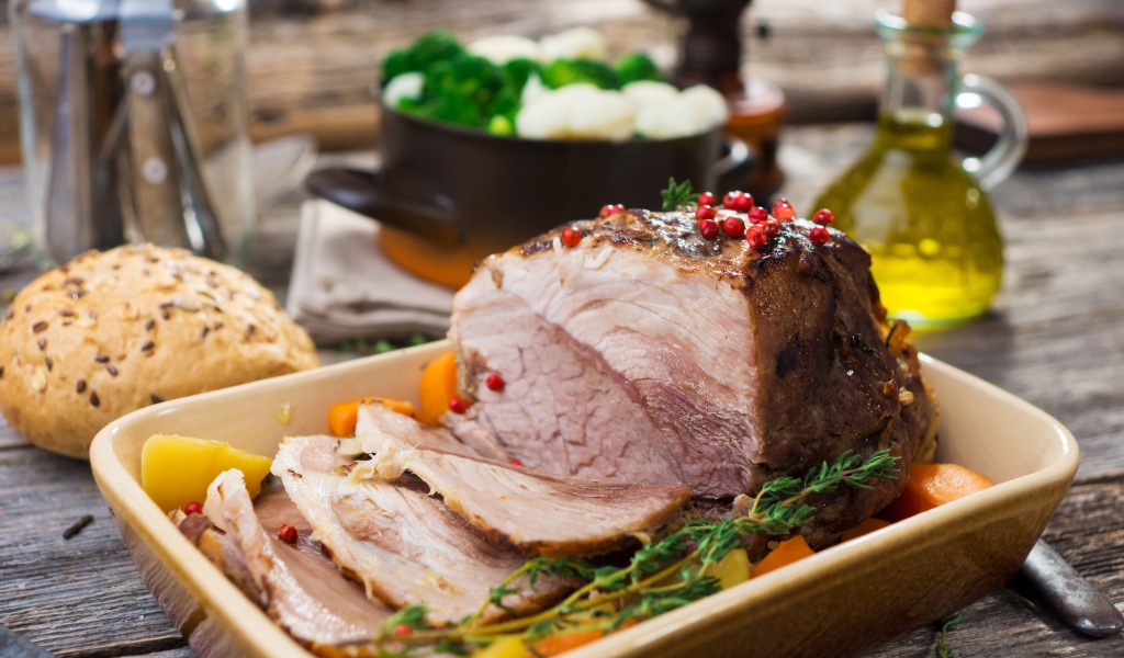 Запеченное мясо с овощами на противне