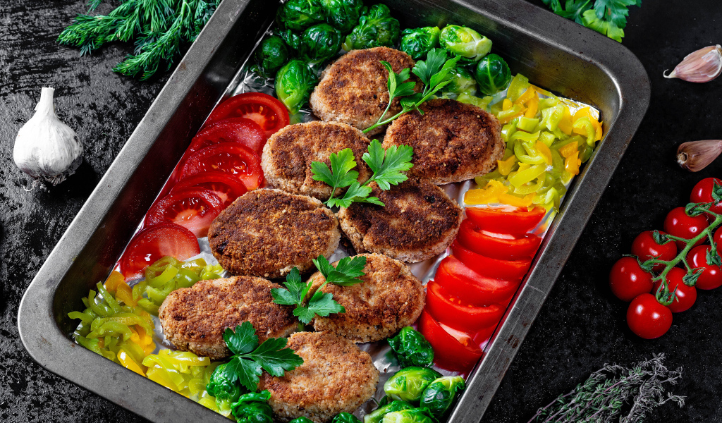 Котлеты на противне с овощами 