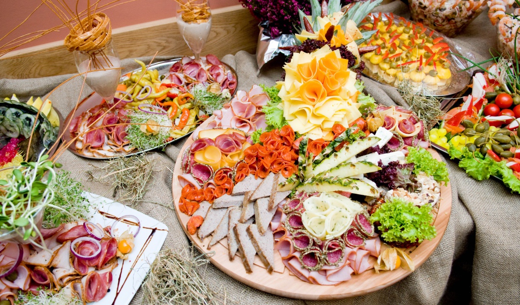Вкусные аппетитные нарезки на праздничном столе