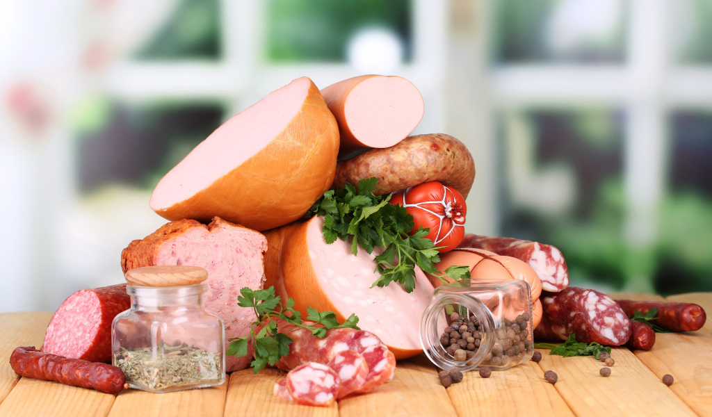 Разная колбаса с перцем на столе