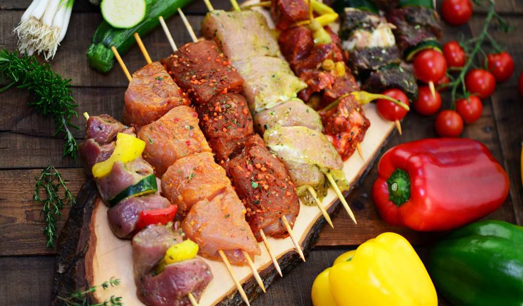 Шашлык на столе с овощами 