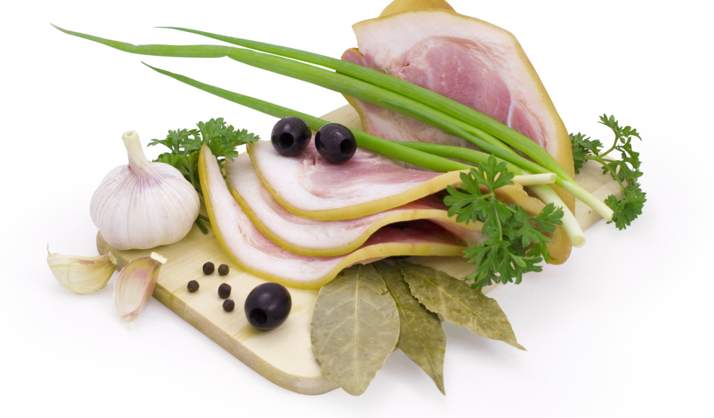 Сало с чесноком, зеленым луком и специями на белом фоне