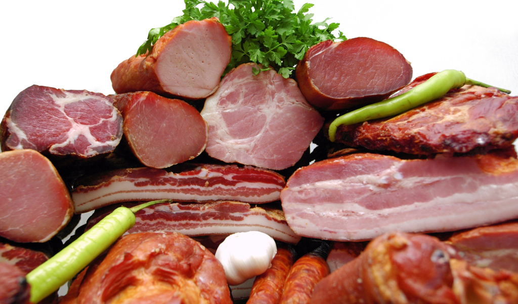 Мясные изделия с перцем и петрушкой крупным планом