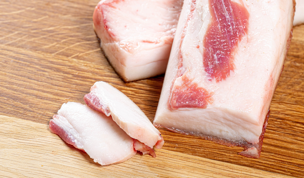 Куски свежего сала на столе 