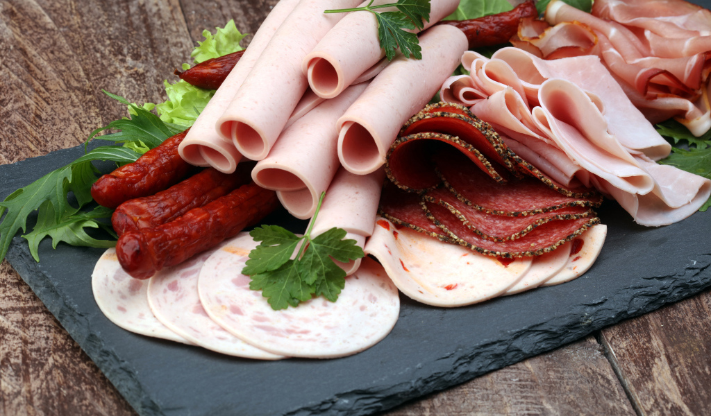 Колбасные продукты на столе 