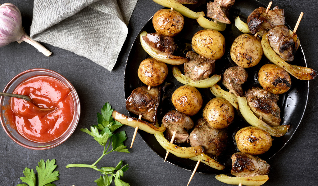 Шашлыки на шпажках с картофелем и перцем