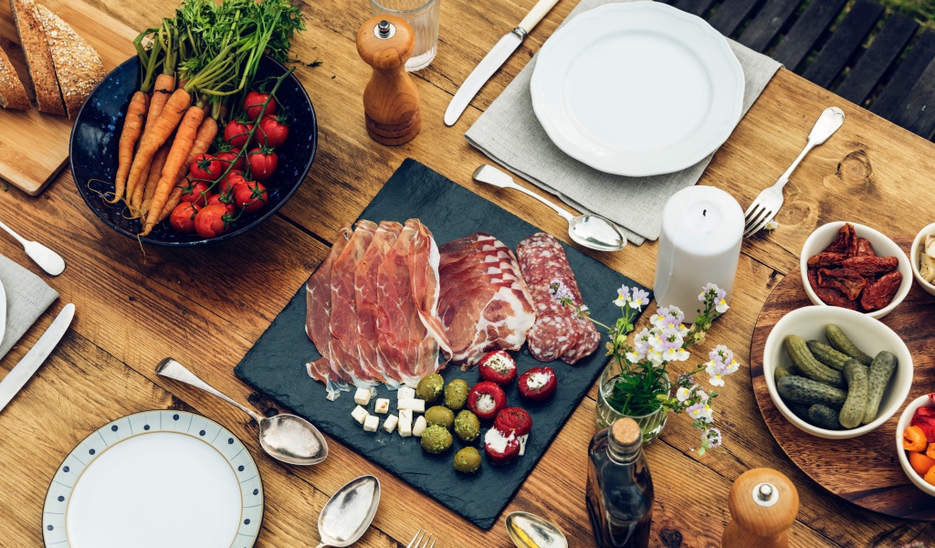 Нарезанное мясо на столе с овощами