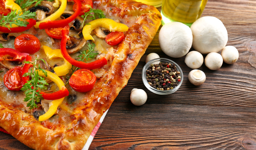 Аппетитная пицца на столе с перцем и шампиньонами