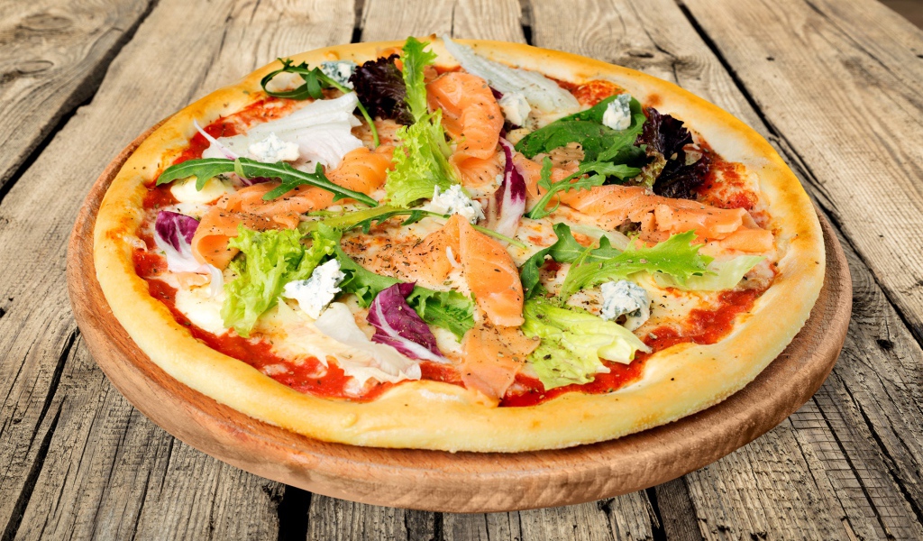 Аппетитная пицца с рыбой и рукколой 