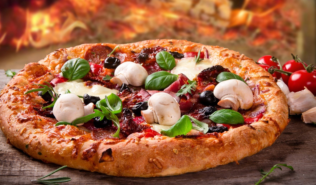 Аппетитная пицца с колбасой, беконом и грибами