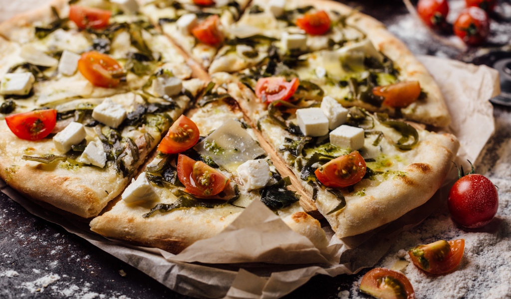 Аппетитная пицца с морской капустой, помидорами и сыром