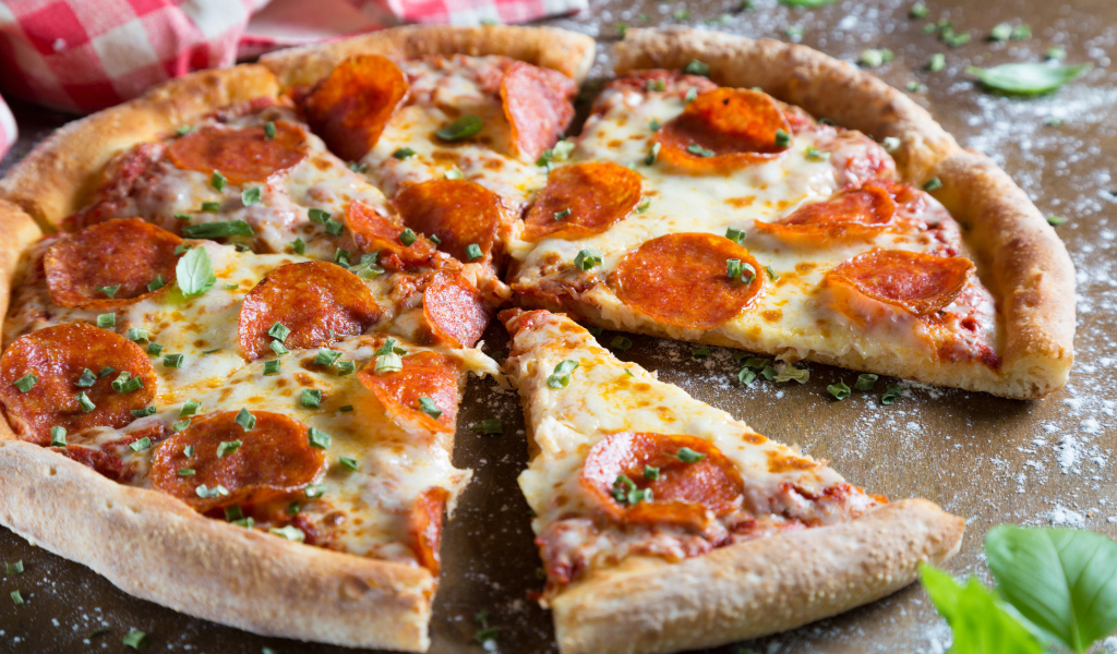 Аппетитная пицца с кусочками колбасы и сыром