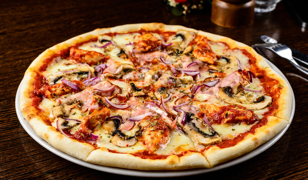 Большая вкусная пицца с шампиньонами