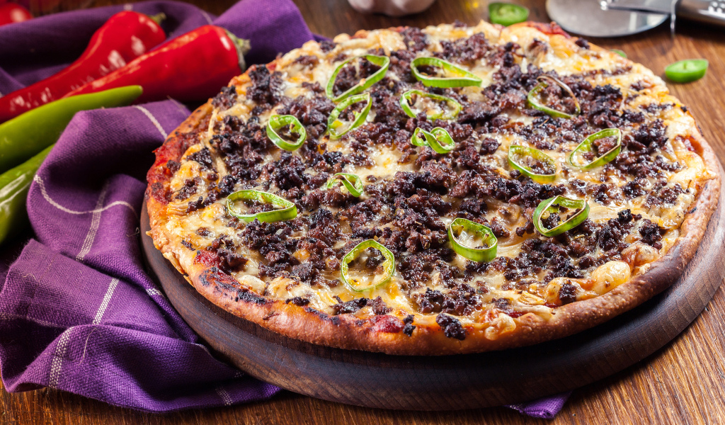 Пицца на доске с мясом и перцем 