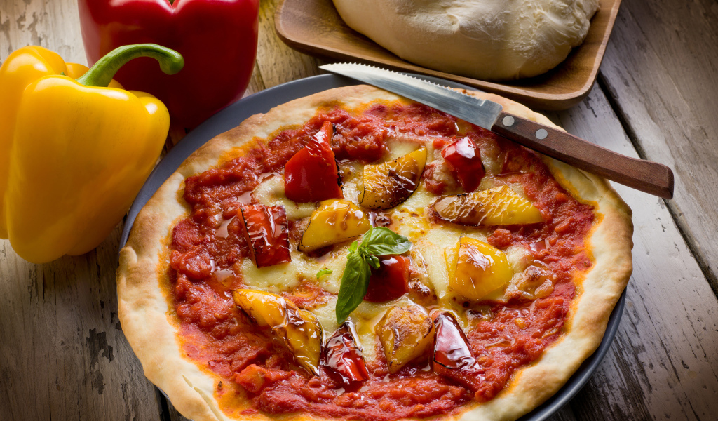 Пицца с болгарским перцем и сыром на столе