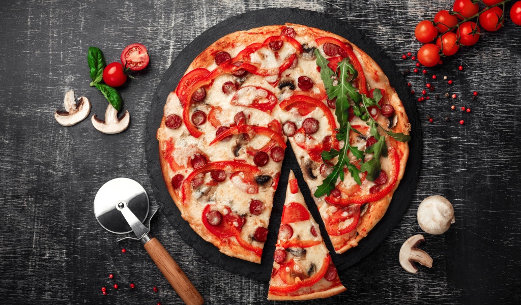 Пицца с болгарским перцем, колбасками и сыром