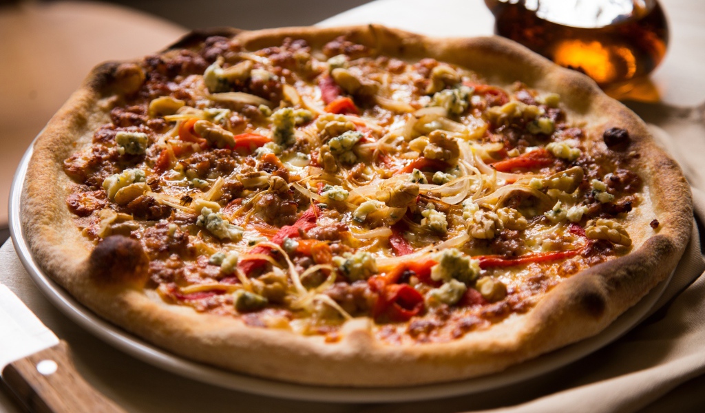 Пицца с зажаренными краями на столе 